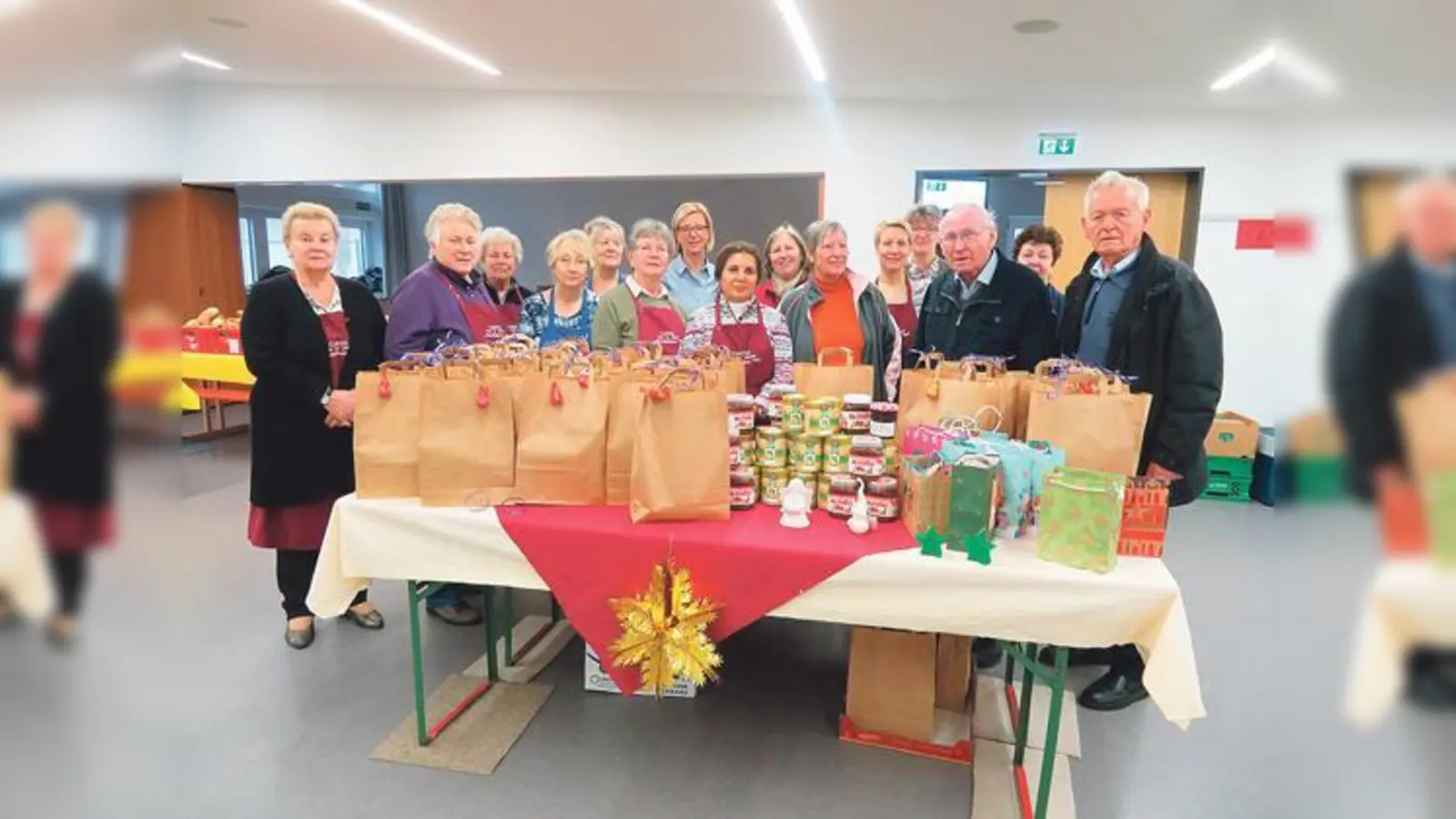 34 Ehrenamtliche kümmern sich um die gespendeten Lebensmittel. 	 (Foto: VA)