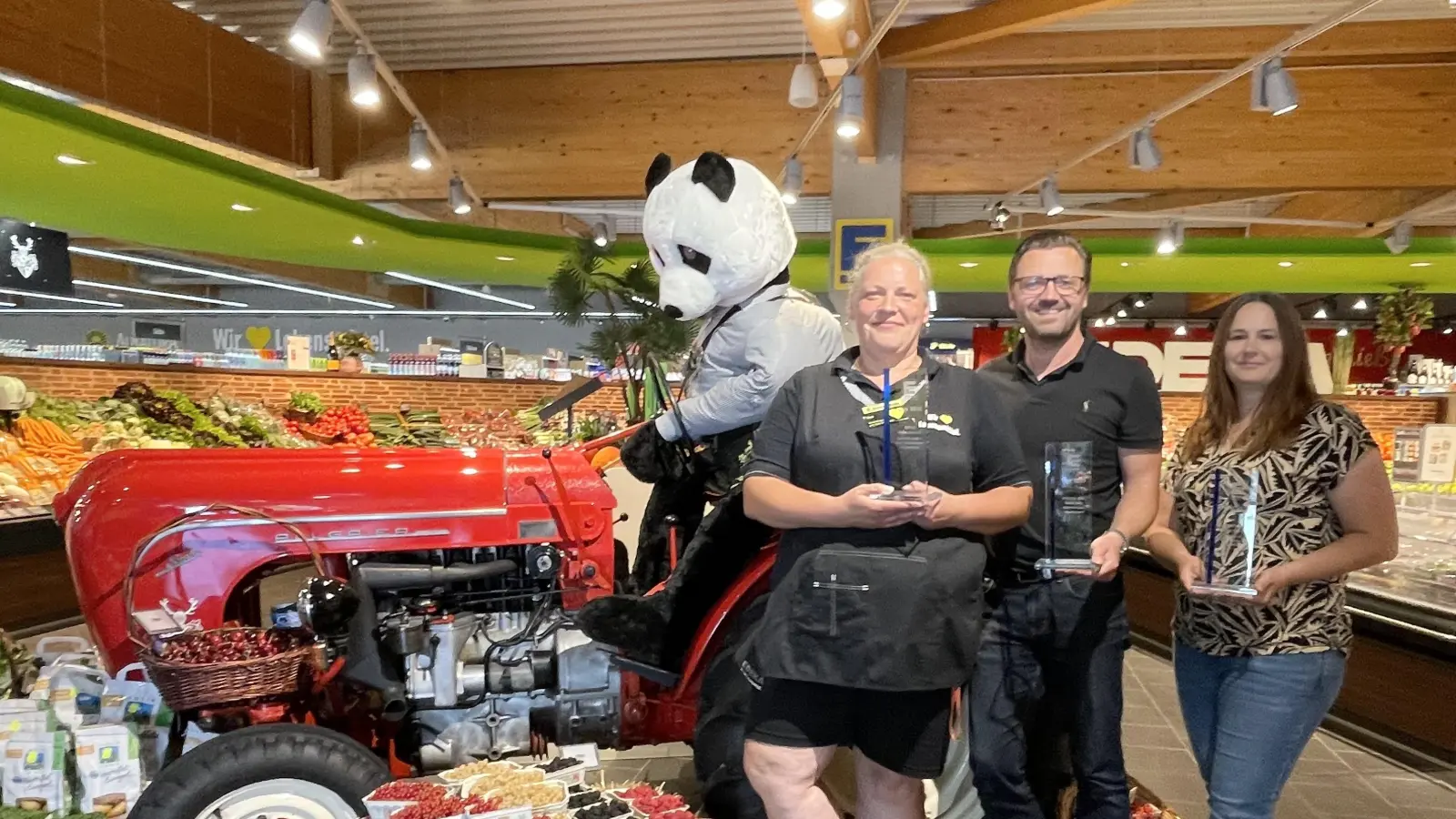 Das stolze Team von EDEKA Stefan Alex präsentiert die drei Pokale, die sie gemeinsam mit dem übrigen Team gewonnen haben: Filialleiterin Ines Rahneberg, Inhaber Stefan Alex und Prokuristin Sandra Fellner (v.l.).  (Foto: hw)