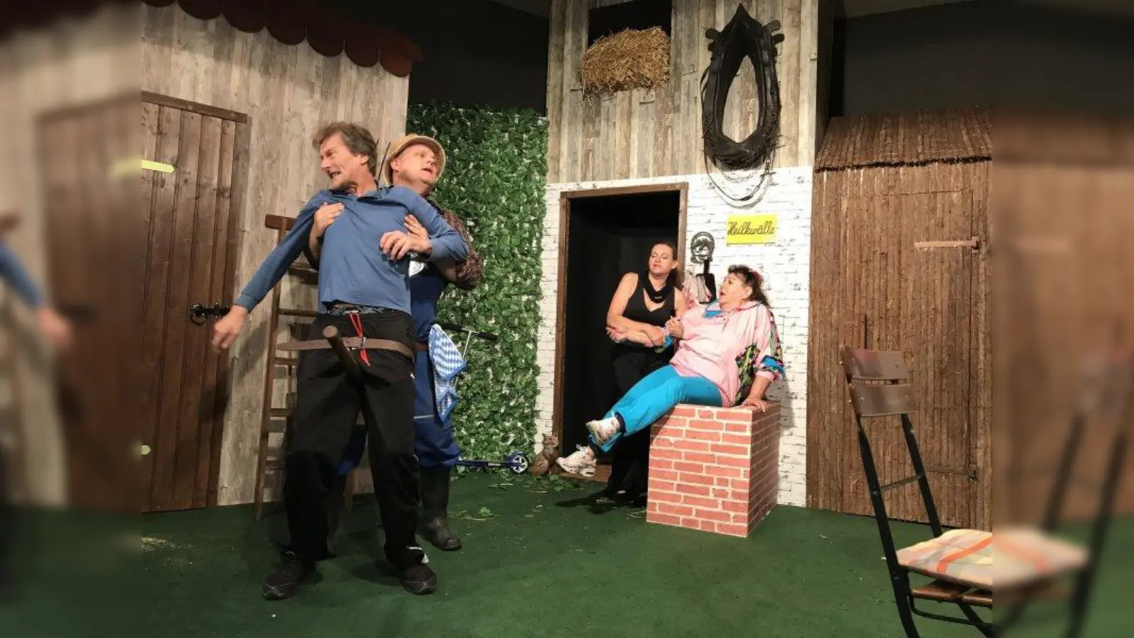 Irrungen und Wirrungen auf dem Bauernhof: Seit der Weilerhof zum Wellnesshof mutiert ist, geht's dort rund. (Foto: Theaterverein)