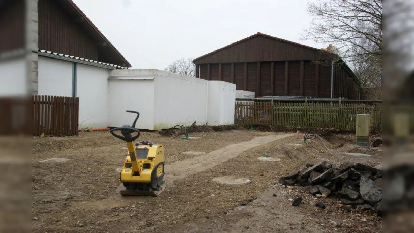In der Schmiedstraße entsteht auf engstem Raum eine erweiterte Unterkunft für Obdachlose. Bis auf die Fundamente ist davon derzeit noch nichts zu sehen. (Foto: Eisinger)