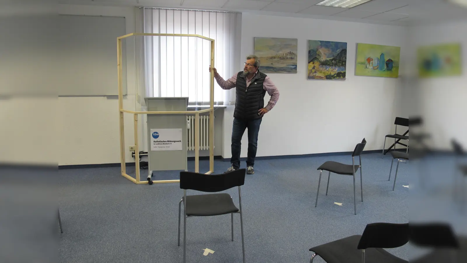 Geschäftsführer Wolfgang Foit präsentiert Sicherheitsbestimmungen: weniger Plätze und eine Plexiglaswand vor dem Sprecherpult. (Foto: KBW)