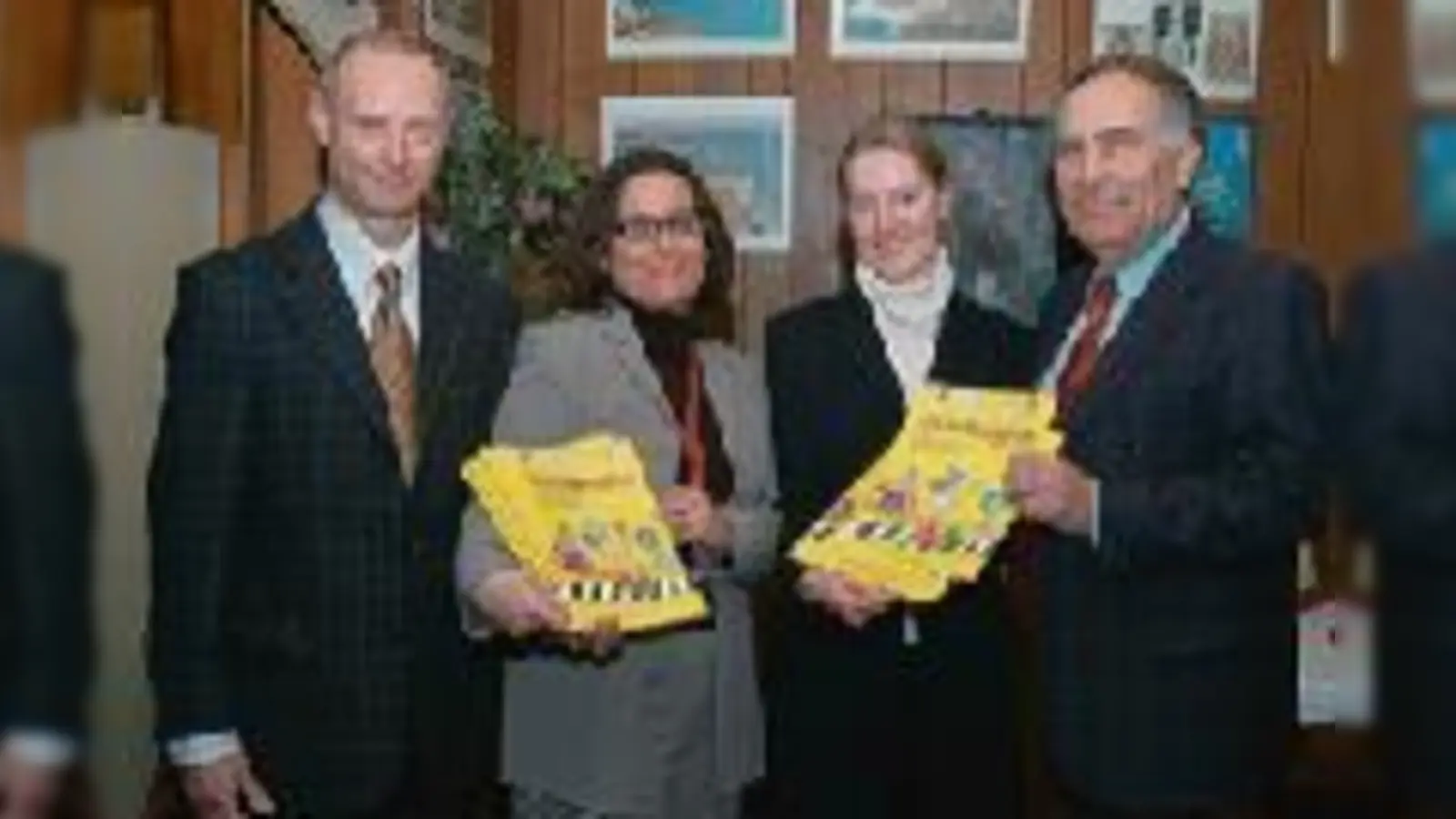 Karin Schmidl, Bürgermeister Leonhard Baumann, Werner van der Weck, Gemeinderat und Schulweghelfer, und Hans-Joachim Roth, Verkehrssachbearbeiter der Polizeiinspektion 27 in Haar, (v.li.). 	 (Foto: VA)
