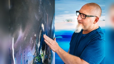 Richard Fuchs wurde 1972 in Gräfelfing geboren. Er zeigt seine „Malerei der Entfernung” in Martinsried. (Foto: Richard Fuchs / Daniel Guenther)