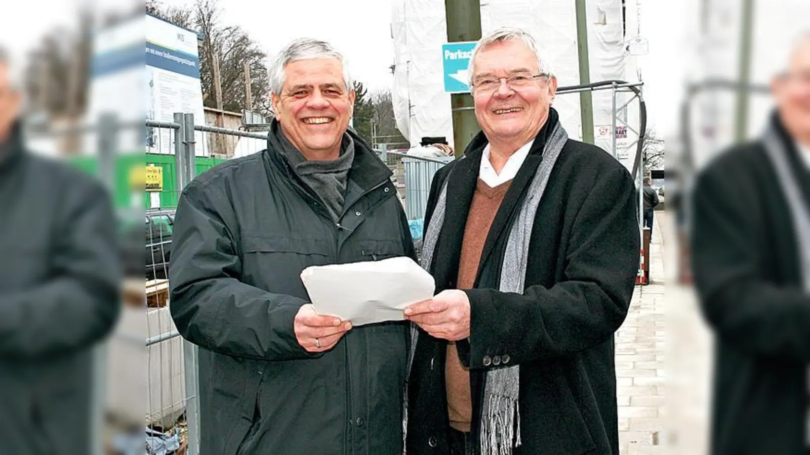 Die Bezirksausschussvorsitzenden Walter Klein (l.) und Werner Lederer-Piloty sind vorab von den Plänen der Stadt begeistert, südlich vom Scheidplatz an der Belgradstraße 75  81 ein neues Bürgerhaus zu bauen.	 (Foto: ws)