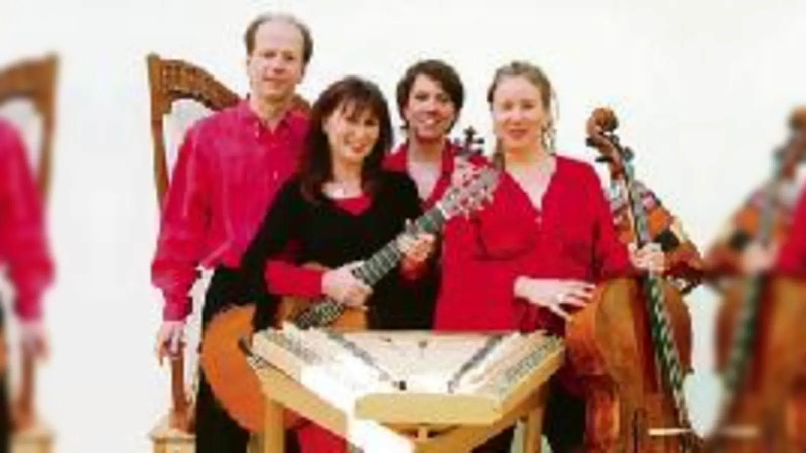 Sorgen für einen ganz besonderen  (Foto: Rudi Zapf und sein Trio Infernale alias Corinna de la Ossa, Katharina de la Ossa und Ingrid Westermeier.)