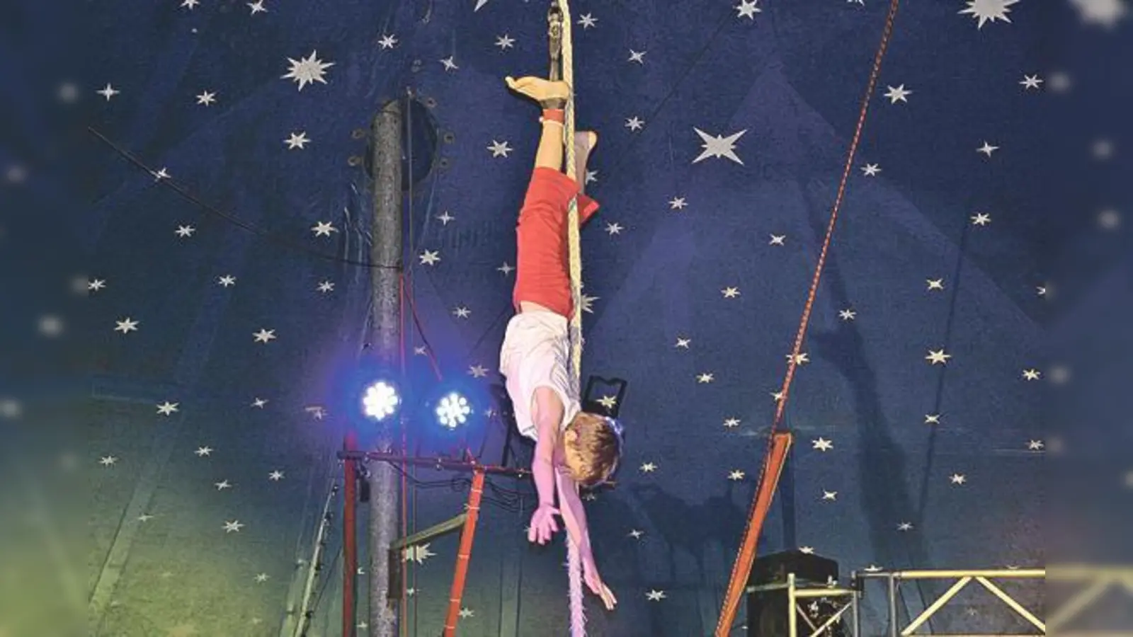 Unter der Zirkuskuppel schweben, das erfordert viel Mut von jungen Akrobaten.	 (Foto: VA)