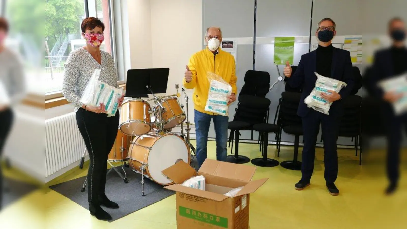 Von links: Im Musiksaal übergaben Marianne Hellhuber und der Neurieder Unternehmer Werner Hohmann 1.000 Gesichtsmasken an den Leiter der Musikschule, Christoph Peters. (Foto: Peter Kellner/ CSU Neuried)