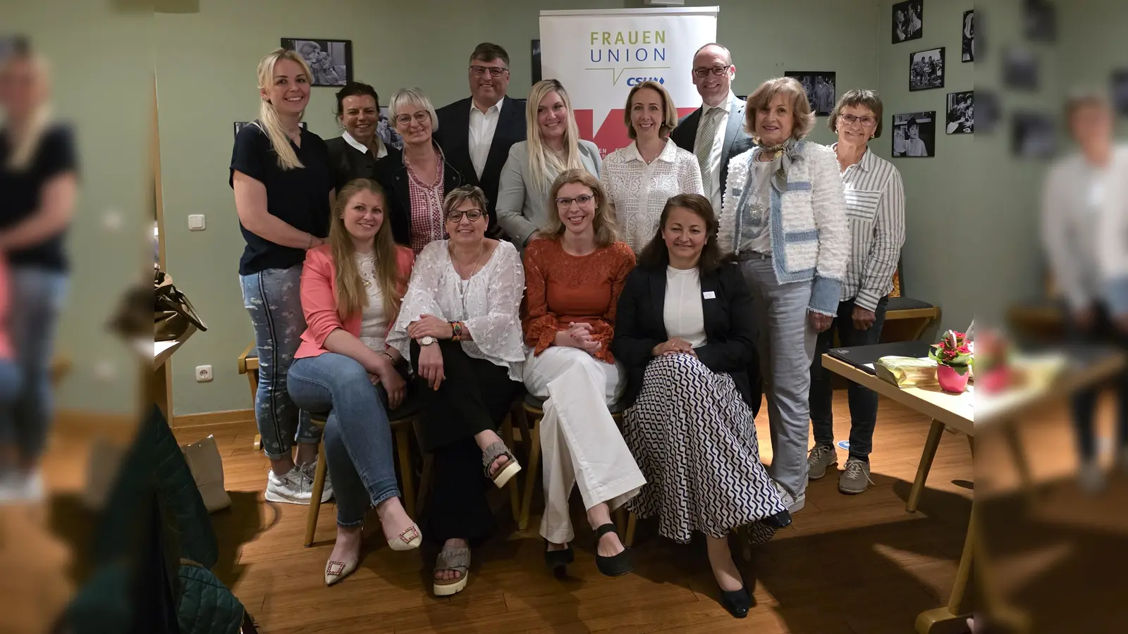 CSU-Kreisvorsitzender Bernhard Seidenath (h. 3. v. r.), MdL, Bezirksrätin Stephanie Burgmair (h. 4. v. r.) und Landrat Stefan Löwl (h. 4. v. l.) gratulieren dem frisch gewählten Kreisverband der Frauenunion.  (Foto: FU Dachau)