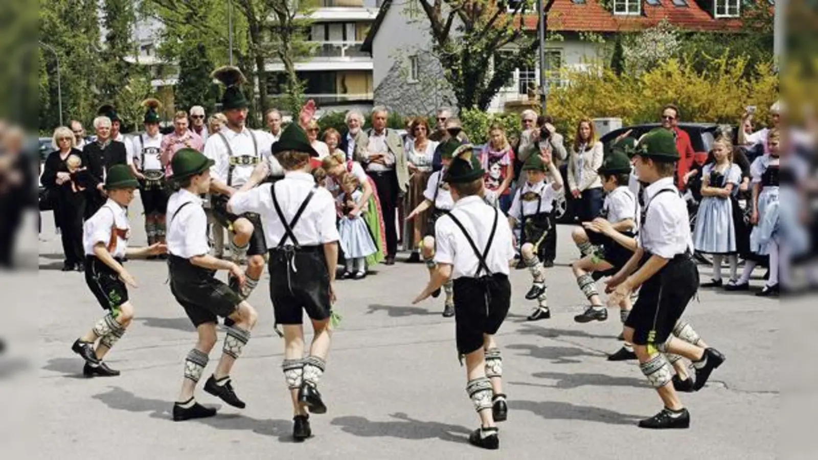 Generationsübergreifendes Brauchtum: Die Chiemgauer Trachtenvereinsmitglieder beim Schuhplatteln, der eigentlich ein Balztanz ist. 	 (Foto: GTEV Chiemgauer)