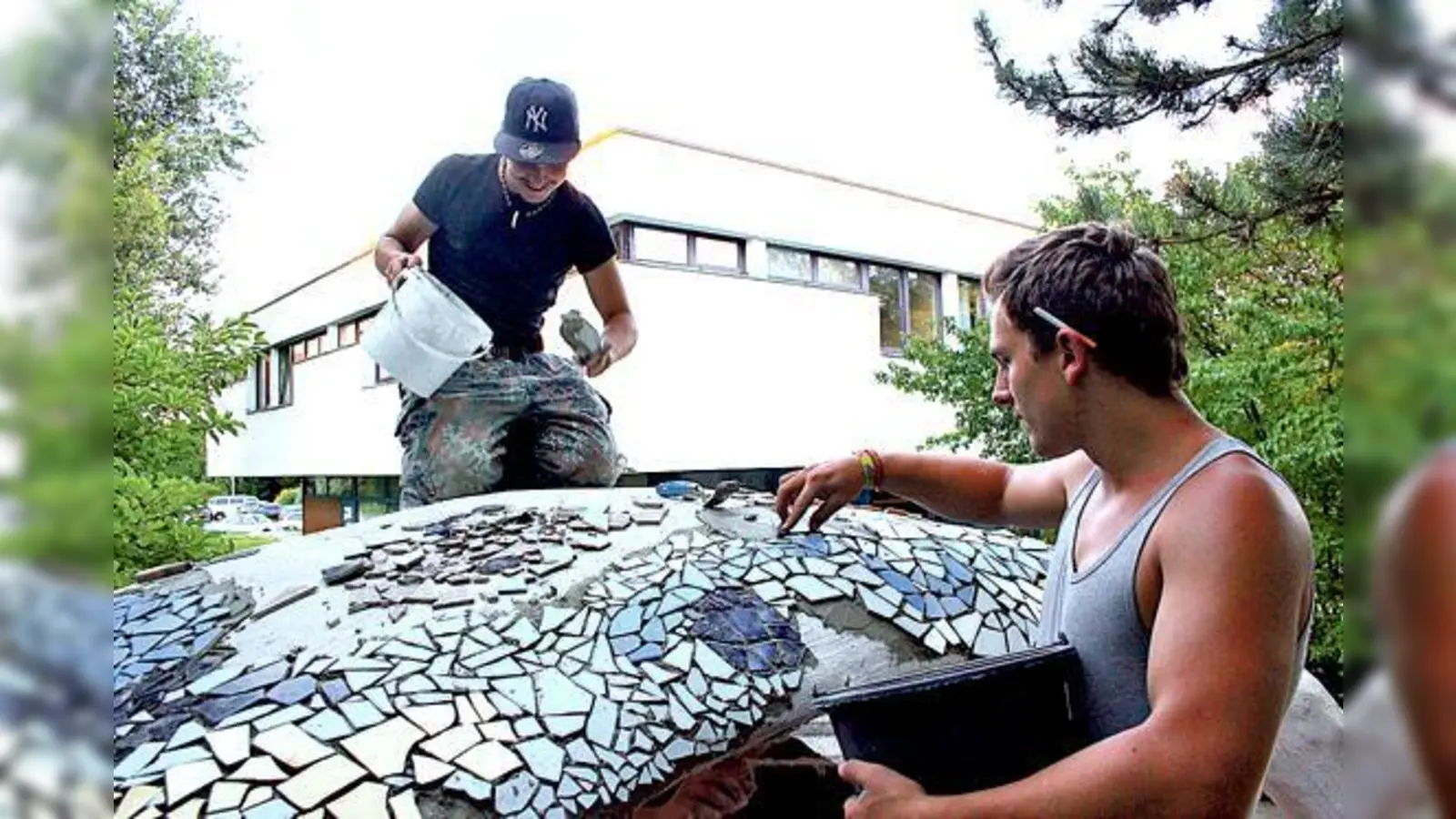 Ole und Franco: In akribischer Kleinarbeit legten die Jugendlichen die Mosaik-Scherben.	 (Foto: privat)