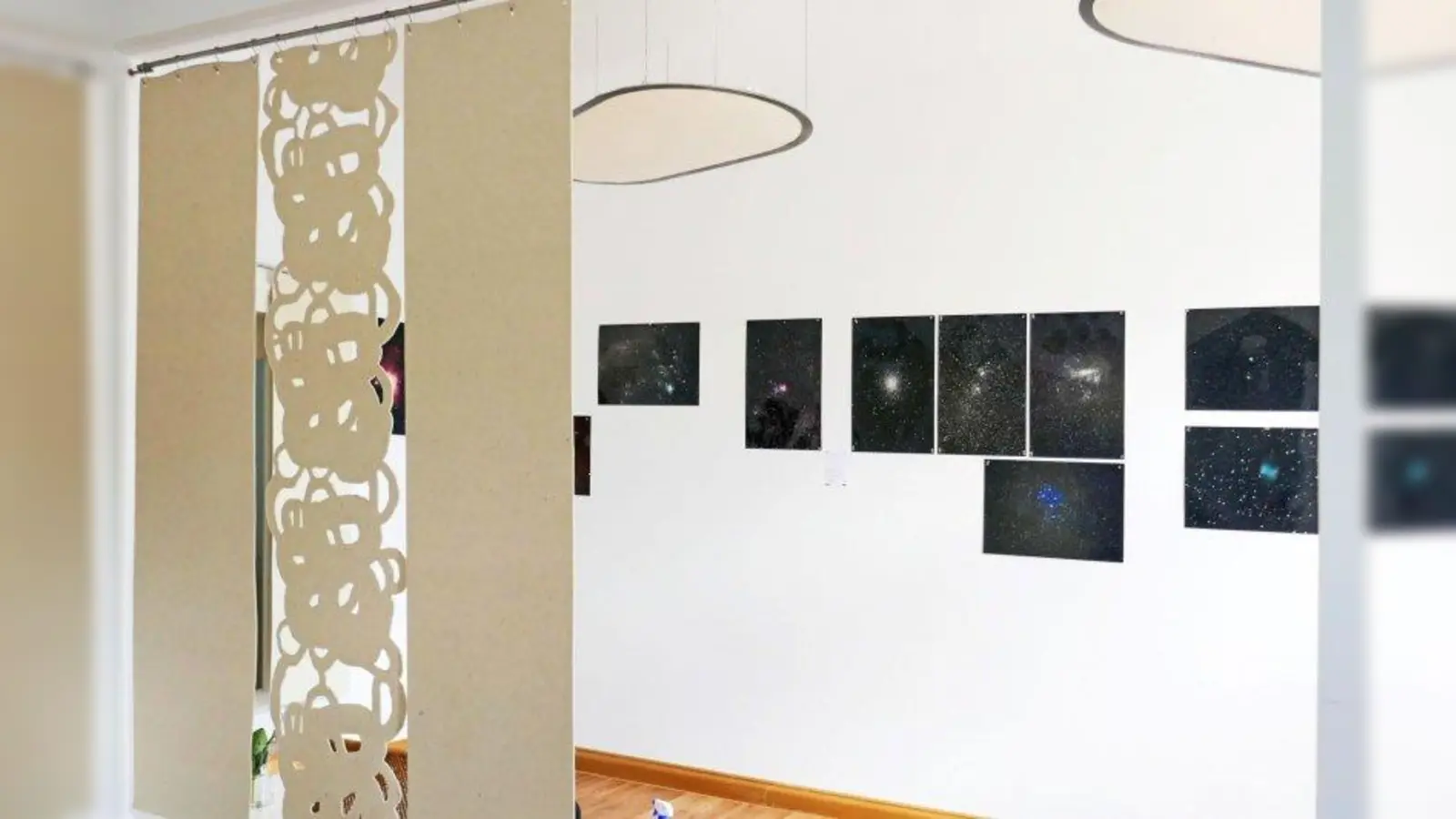 Fotos aus dem All von Werner Zschau – zu sehen im Laden der Initiativegruppe „inlaim“. (Foto: inlaim)