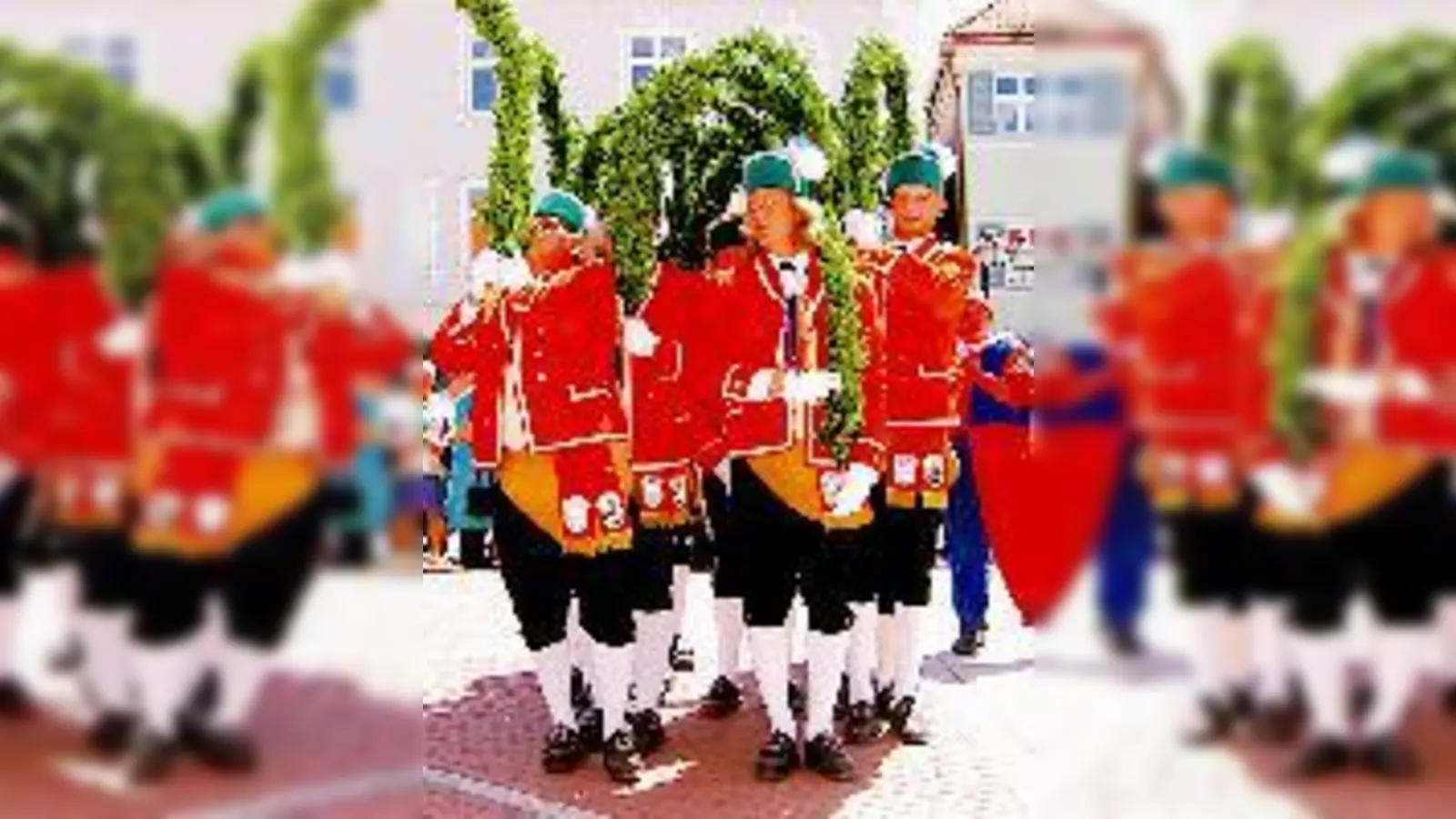 Zur Feier des Tages tanzten die Ismaninger Schäffler, die aber, laut Tradition, erst wieder 2005 auftreten dürfen. 	 (Foto: Privat)