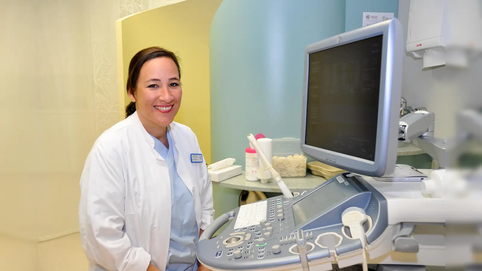 Dr. Helen Budiman im Untersuchungsbereich der Gynäkologischen Ambulanz. (Foto: Sybille Föll)