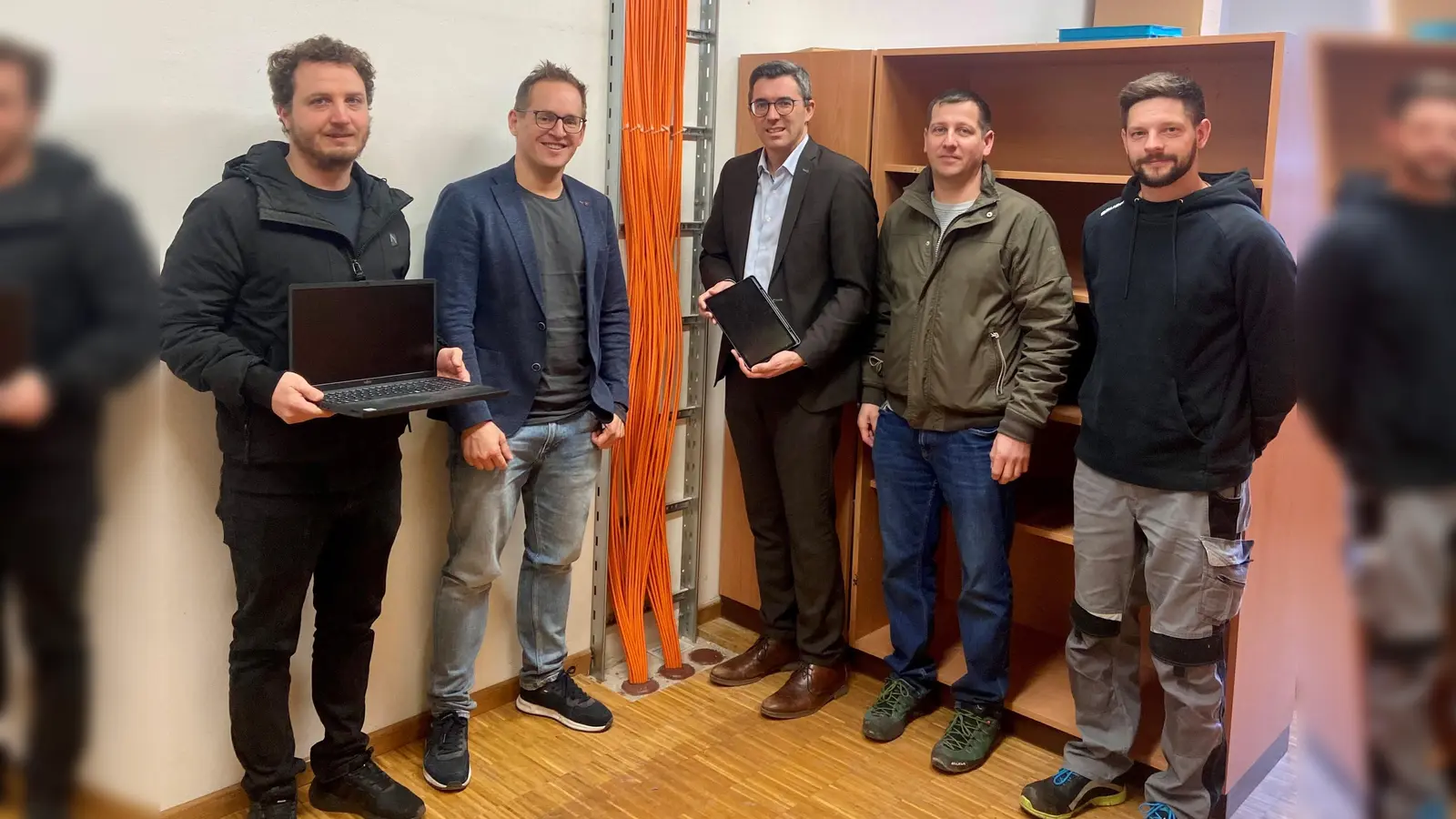 Benedikt Zeitler (Abteilung EDV, Markt Peißenberg), Dr. Matthias Igerl (Schulleiter St. Johann und Josef-Zerhoch in Peißenberg), Bürgermeister Frank Zellner, Stefan Pröbstl (Bauamt Markt Peißenberg) und Dejan Vogl (Hausmeister Grundschule St. Johann) freuen sich über den Baubeginn (von links).<br> (Foto: Gem)