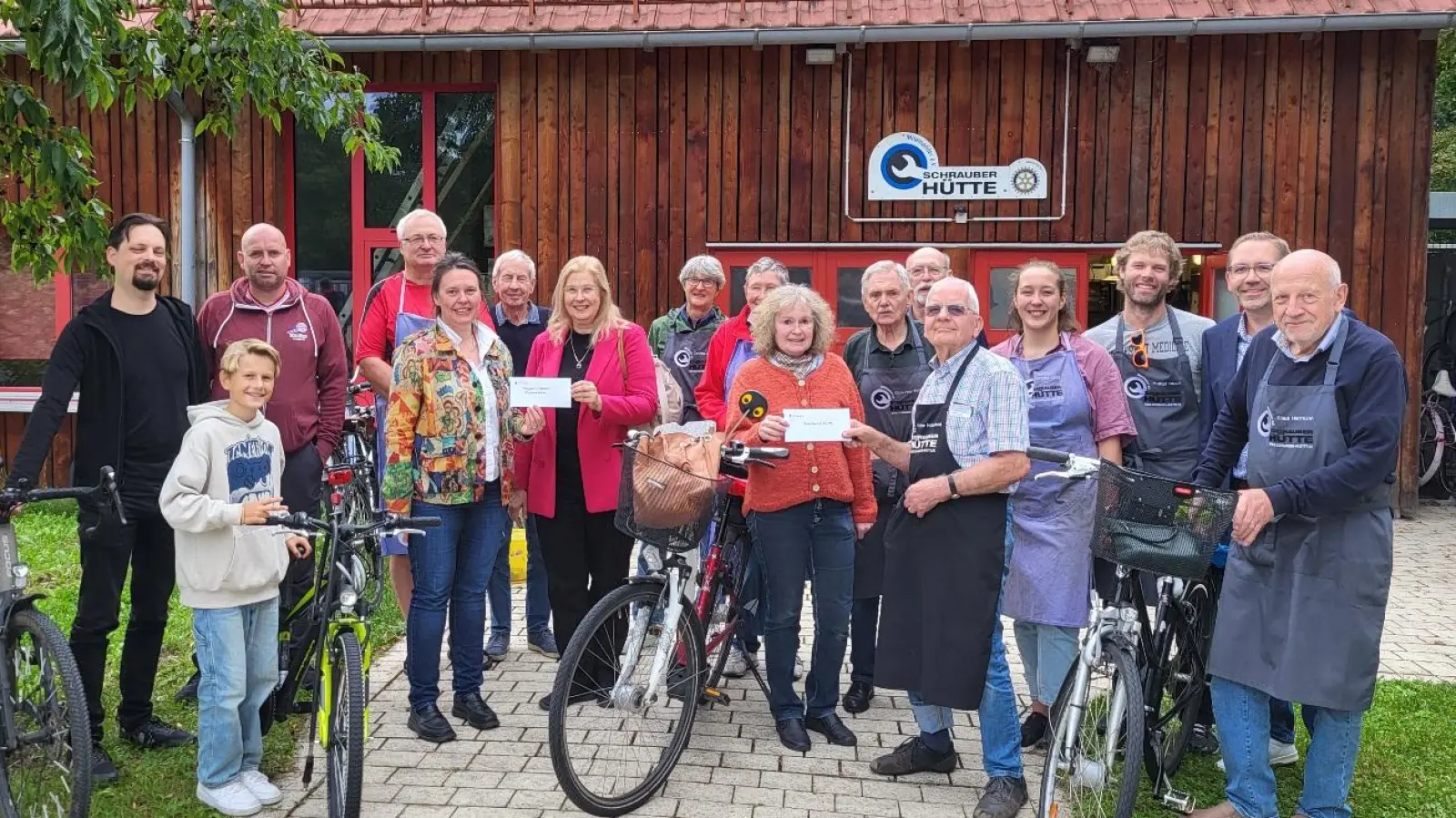 Die Preisverleihung des Stadtradelns fand bei der Schrauberhütte statt. Geehrt wurden nur noch die teilnehmenden Schulen. (Foto: Gemeinde Planegg)