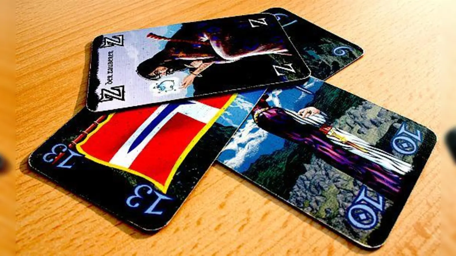 Beim Spiel »Wizard« ist der Zauberer Trumpf und schägt alle Farbenkarten.	 (Foto: Spieletreff)