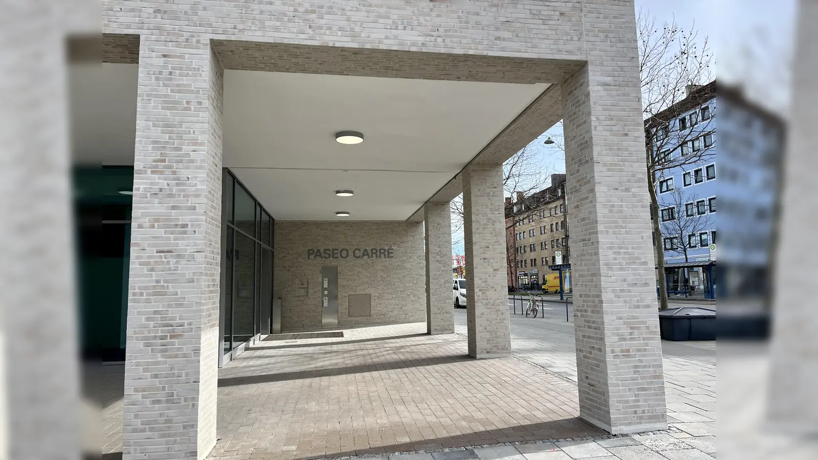 Im Vordergebäude des Paseo Carrés wird ab März das Sozialbürgerhaus und das Jobcenter untergebracht sein. Im rückwärtigen Teil warten mehrere Wohngebäude im Rohbau auf Fertigstellung. (Foto: Ulrike Seiffert)