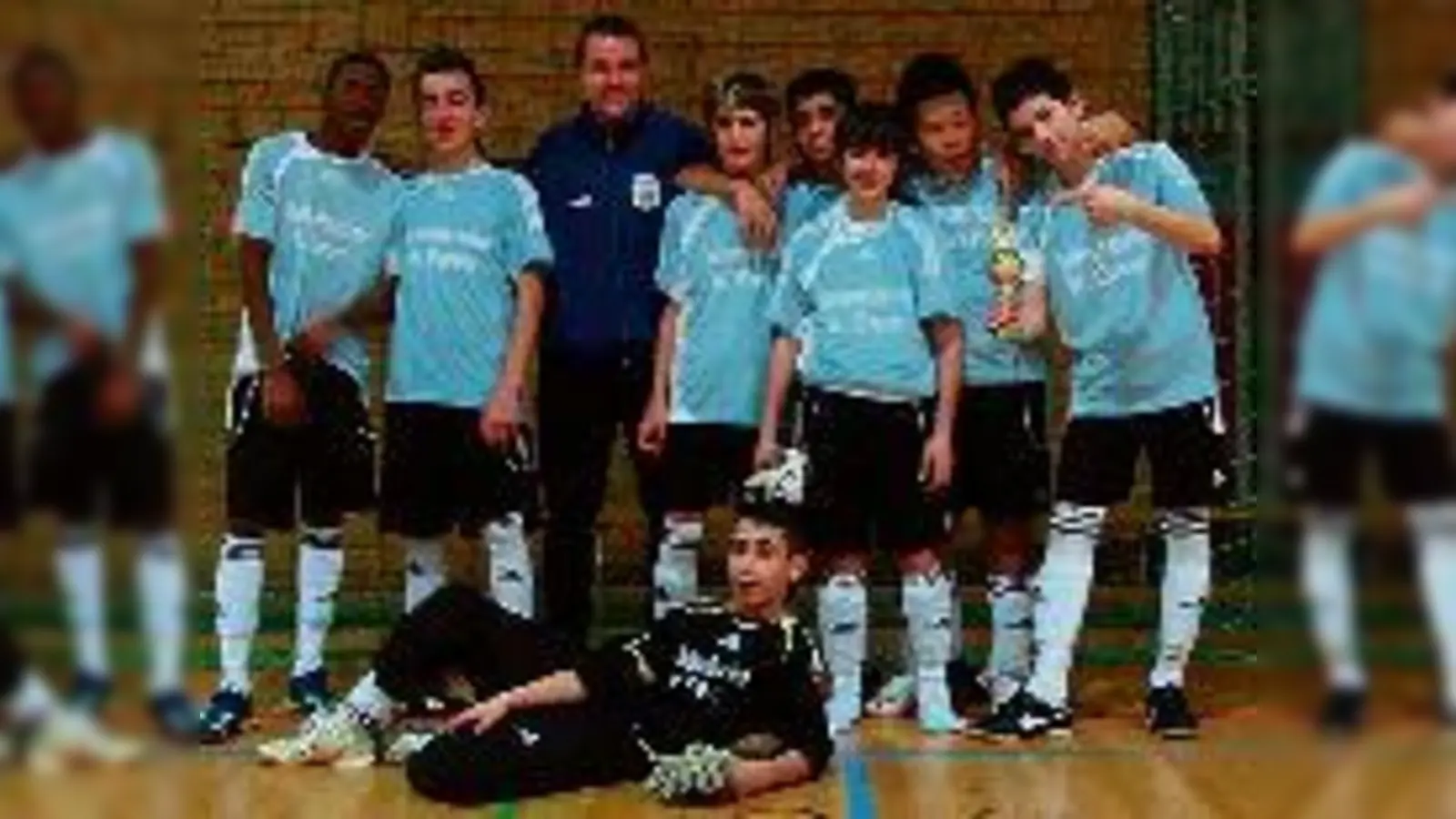 So sehen Turniersieger aus  Die Gerner C-Junioren mit dem hart erkämpften Pokal. 	 (Foto: VA)