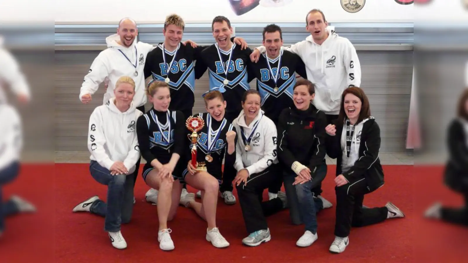 Das ganze Team der „Black Scorpions“: (von links, hinten) Felix Paul, Tobias Mayer, Dave Mann, Jakob Ostermeier und Dominic Ostermeier; (vorne) Anett Paul, Katharina Faustmann, Manuela Schäufler, Nini Reimer, Tamara Dillmann sowie Sophia Ott. (Foto: pi)