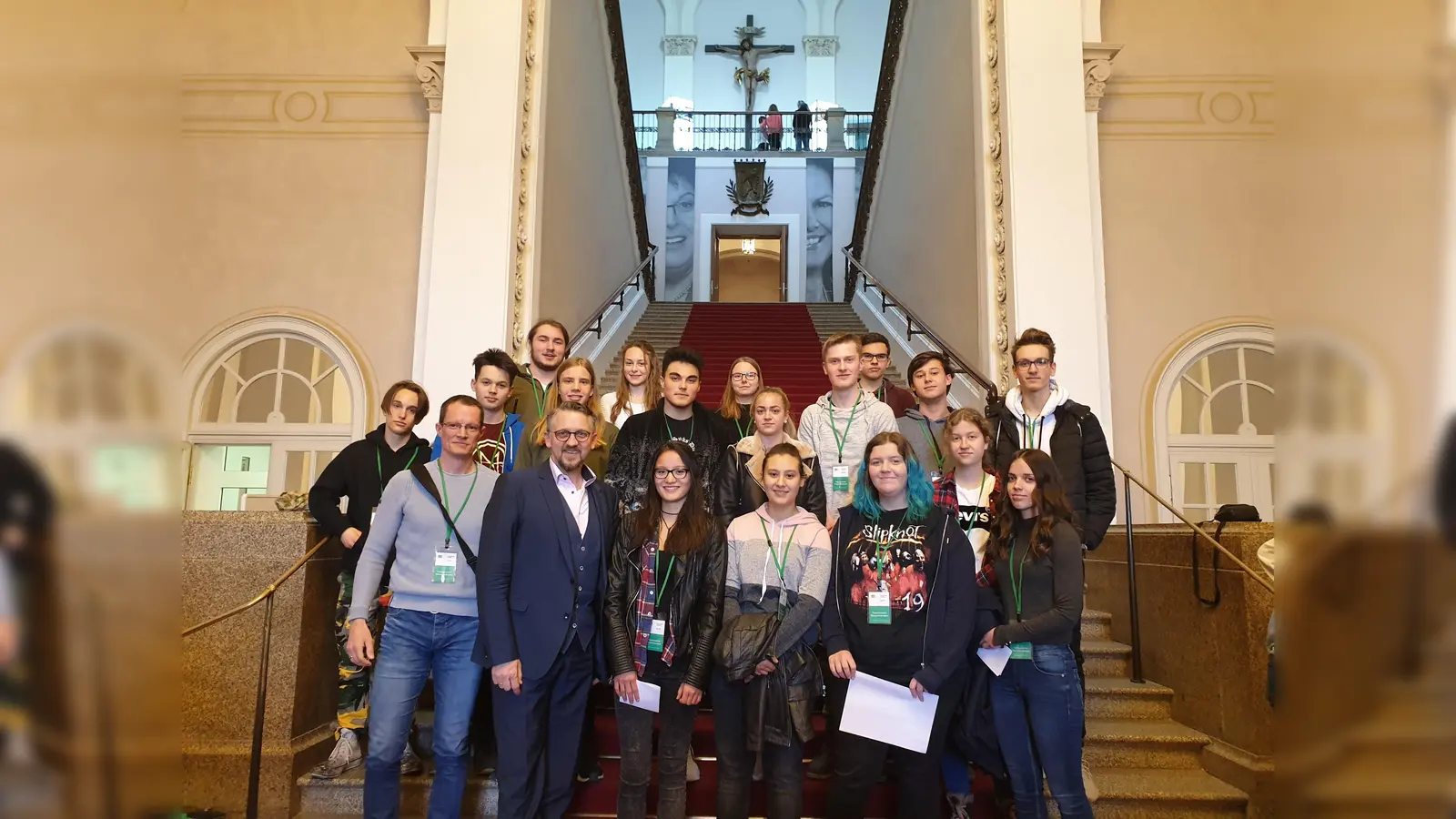 21 Schüler der Mittelschule Aßling besuchten in Begleitung ihres Lehrers den Bayerischen Landtag. (Foto: MdL Huber)