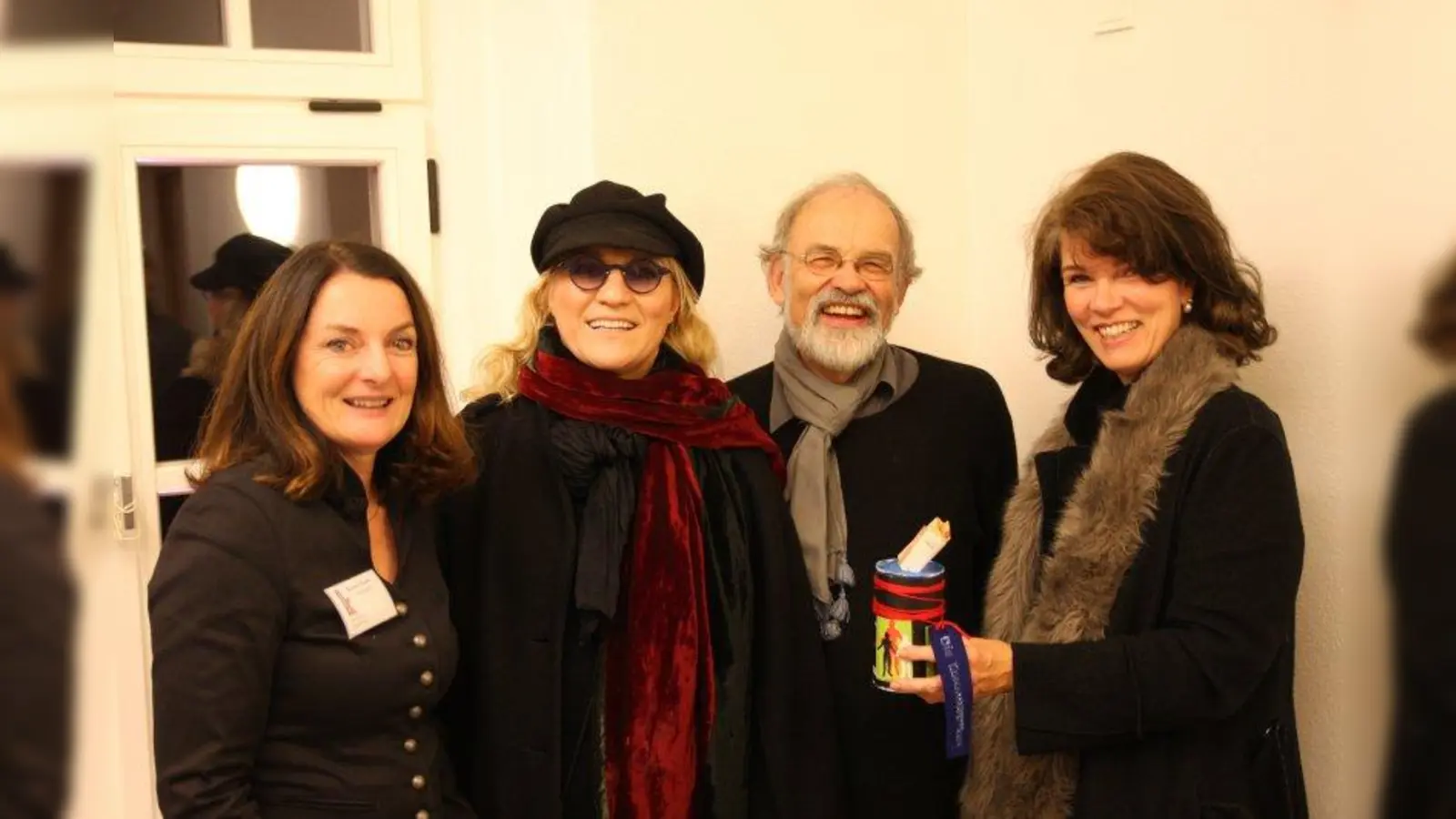 Am Ende der Kunstkreis-Spendenaktion „Zusammenhalten” konnten sich die Traumwerker über mehr als 500 Euro freuen. Im Bild v.r.: Sybille Madadgkar von den Traumwerkern, Künstler Walter Kuhn, Katharina Zörner von den Traumwerkern sowie Kunstkreis-Vorsitzende Bettina Kurrle. (Foto: Bettina Kurrle)