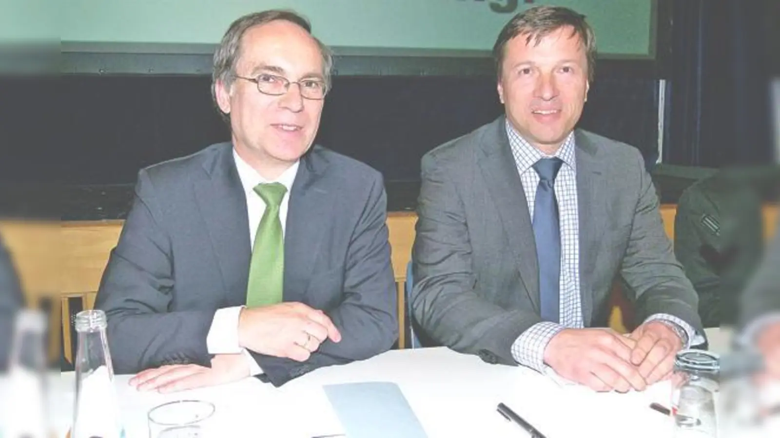 Hans Peter Göttler (links) vom Wirtschaftsministerium und Bürgermeister Max Gotz versuchten möglichst umfassend über die beiden S-Bahn-Trassen zu informieren.	 (Foto: bb)