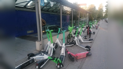 Sage und schreibe 31 Scooter und Leihräder blockieren hier den Gehweg an der U-Bahnstation Hasenbergl. Unser Bild wurde vergangene Woche aufgenommen. (Foto: job)