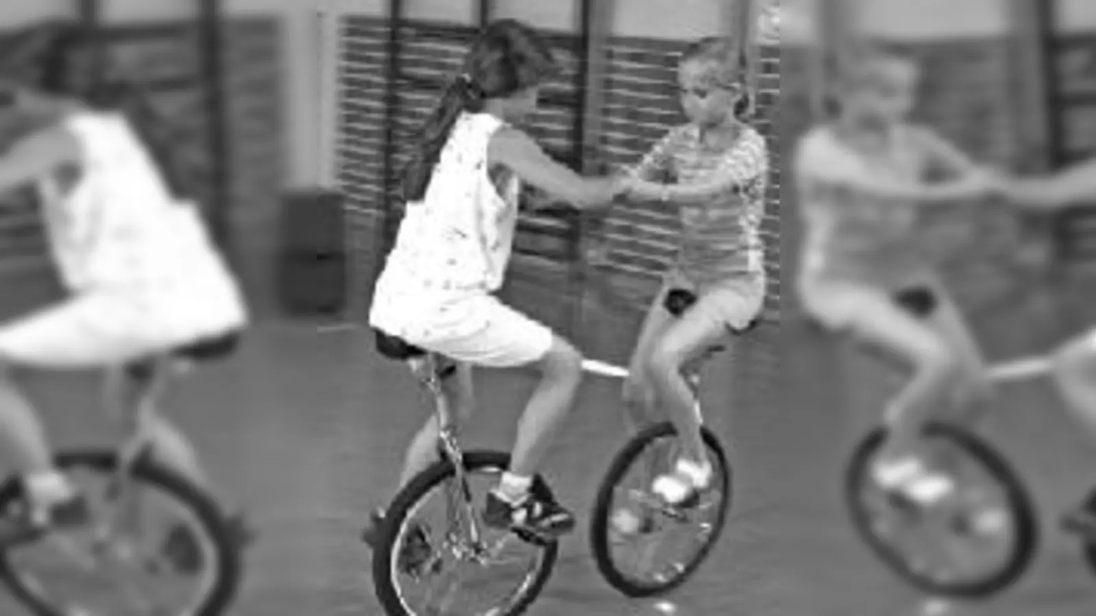 Gleichgewicht: Die Zirkusschule »Zisch« macht aus Kindern richtige Akrobaten.	  (Foto: VA)