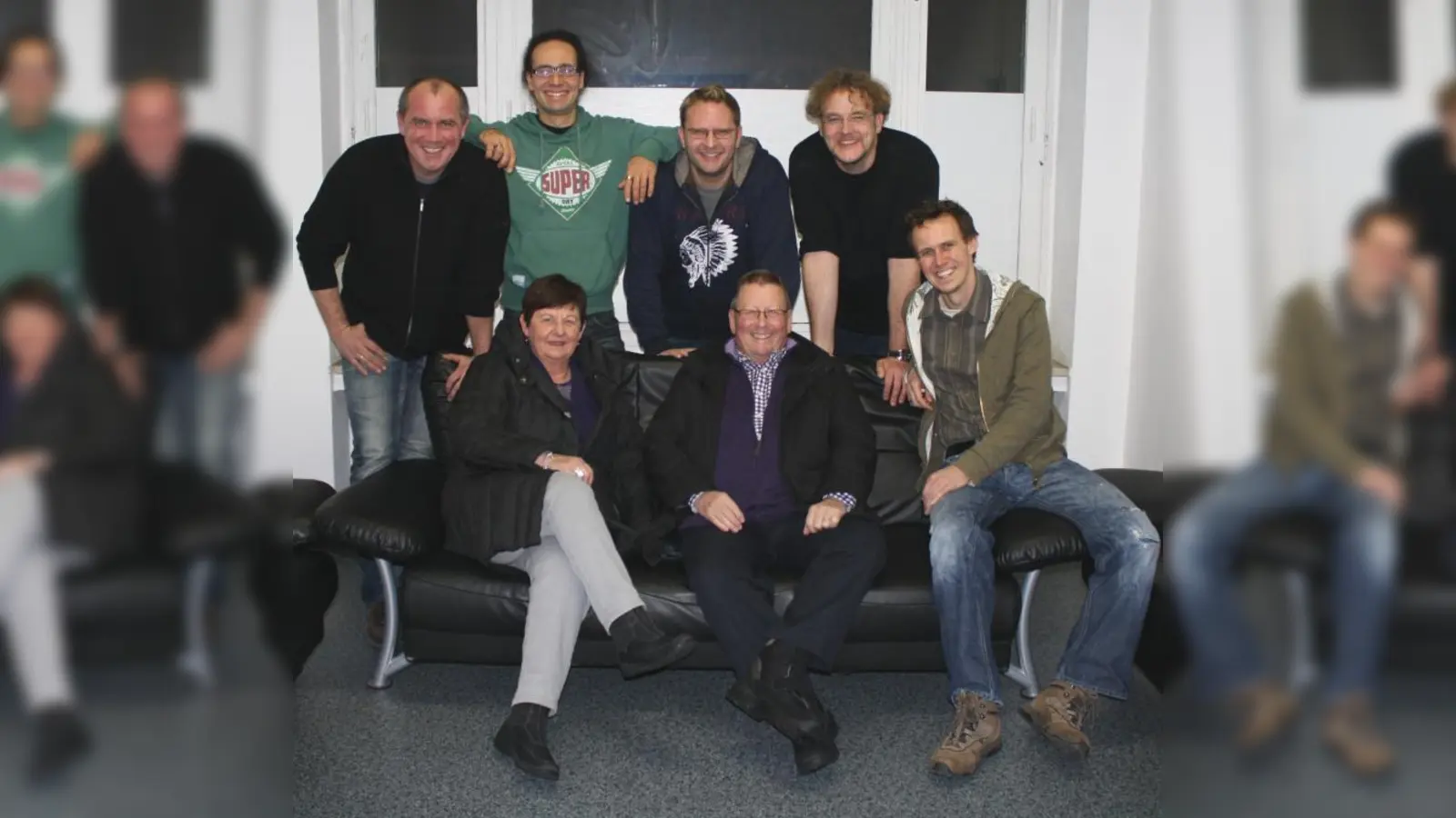Die Wise Guys  – Ferenc Husta, Edzard „Eddi“ Hüneke, Nils Olfert, Daniel „Dän“ Dickopf und Marc „Sari“ Sahr (v.l.) – zusammen mit den Gewinnern des Meet &amp; Greet, Anne und Kurt Schmitz. (Foto: sb)