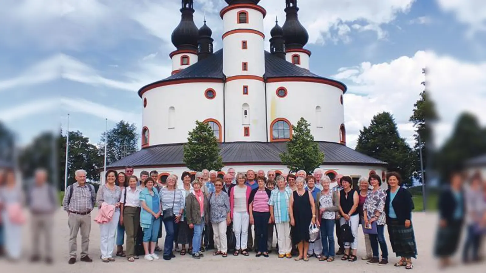 Die Teilnehmer des Chorausfluges der Liedertafel Grafing vor der Dreifaltigkeitskirche in Kappl mit 1. Vorstand Maria Grabmeier (2. v. l.) und Chorleiterin Theresia Rothenaicher (re.). 	 (Foto: Otto Hartl)