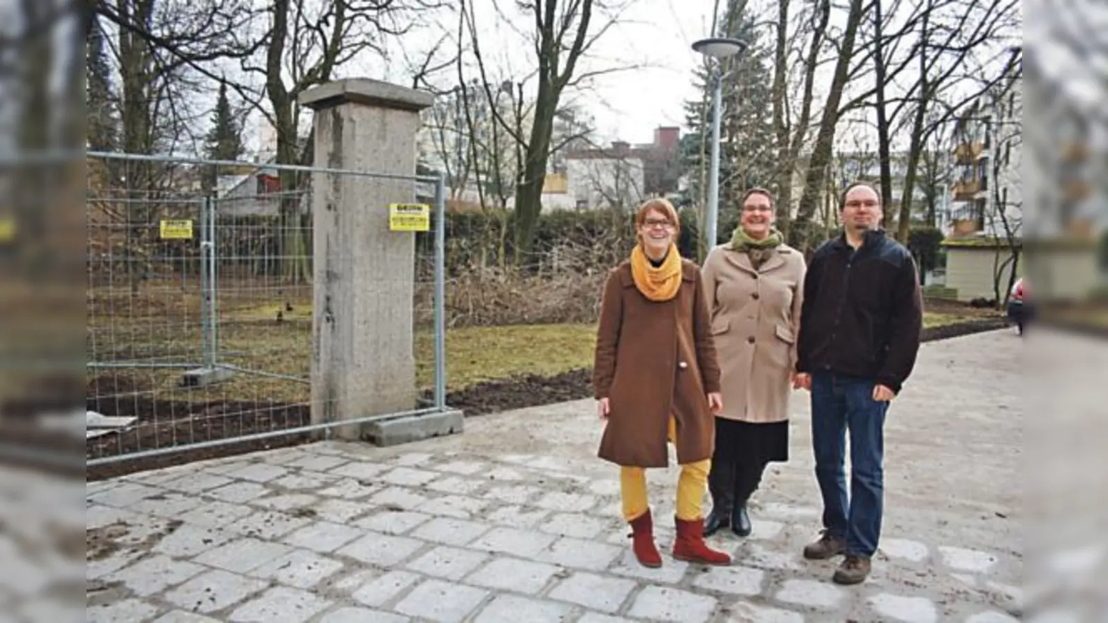 Jennifer Brichzin, Daniela Schäfer und Robert Kulzer (von links) vor dem städtischen Grundstück in der Baumkirchner Straße 22 b. Der BA 14 würde das Berg am Laimer Kulturzentrum am liebsten dort bauen lassen.	 (Foto: js)