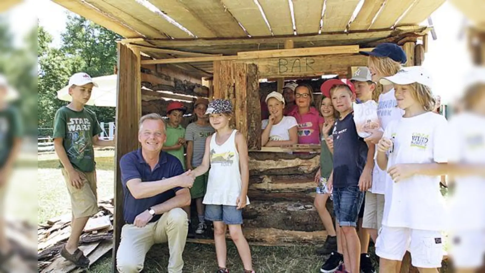 Stolz zeigten die Kinder mit ihrer gewählten Bürgermeisterin Nina »ihr« Hüttendorf dem Grünwalder Bürgermeister Jan Neusiedl. 	 (Foto: hol)