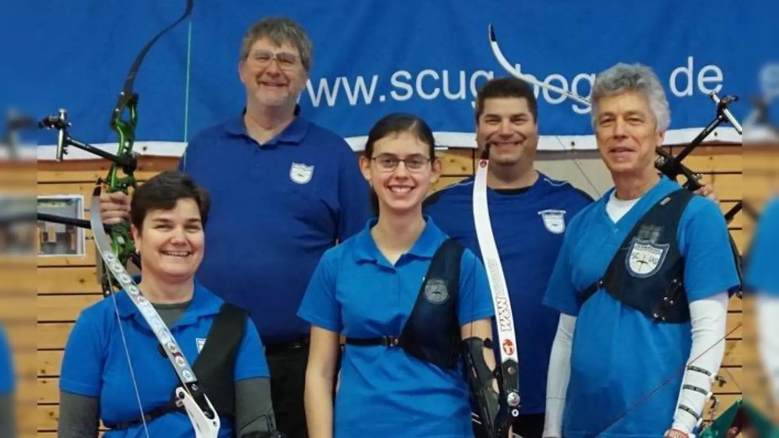 Sie ließen bei der Rückrunde der Bezirksliga München wieder die Pfeile durch die Luft Pfeifen: Das Recurve-Team der SCUG-Bogenschützen aus Germering spielte sich auf den zweiten Tabellenplatz. Ihr nächstes Ziel: Der Aufstieg in die Oberliga. V.l. die sicheren Schützen: Brigitte Keßler, Jens Tellmann, Frauke Witthöft, Christian Rohé und Jochen Kümpel. (Foto: SCUG)