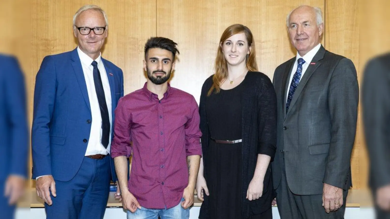 Dr. Frank Hüpers (links) und Franz Xaver Peteranderl (rechts) gratulierten den Kammersiegern aus dem Landkreis München: Lisa Zelle, Goldschmiedin aus Ismaning, und Ali Murtada, Technischer Systemplaner aus Ottobrunn. (Foto: Schuhmann)