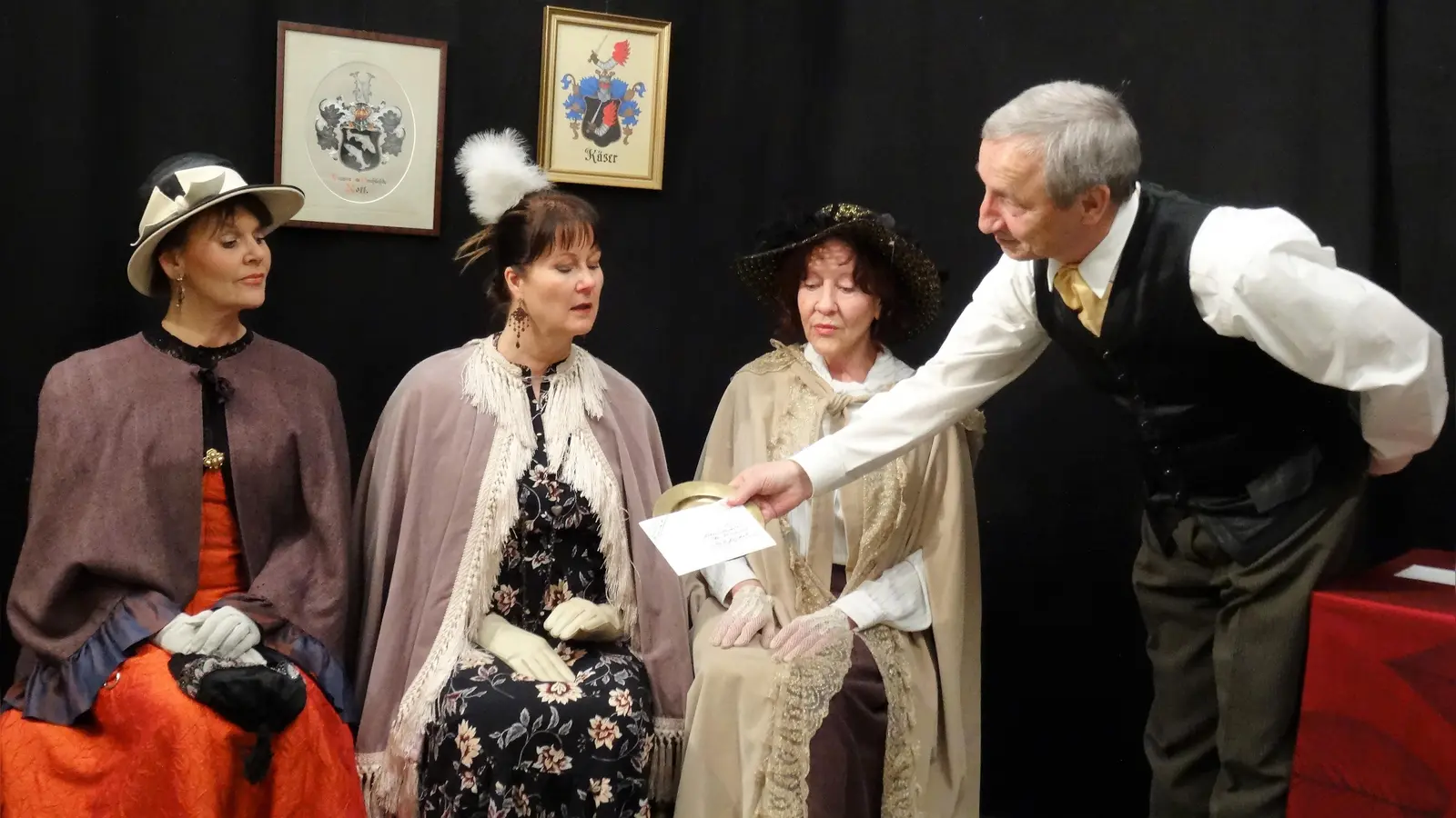 "Königinnen? Sprachfehler! und more" heißt die neueste Produktion des Theaters in der Au. Das Stück läuft vom 2. bis 4. Mai in der kleinen Herberge. Im Pfarrsaal am Hergottseck sieht der Theaterverein nach einem Pächterwechsel keine Zukunft. (Foto: Verein)