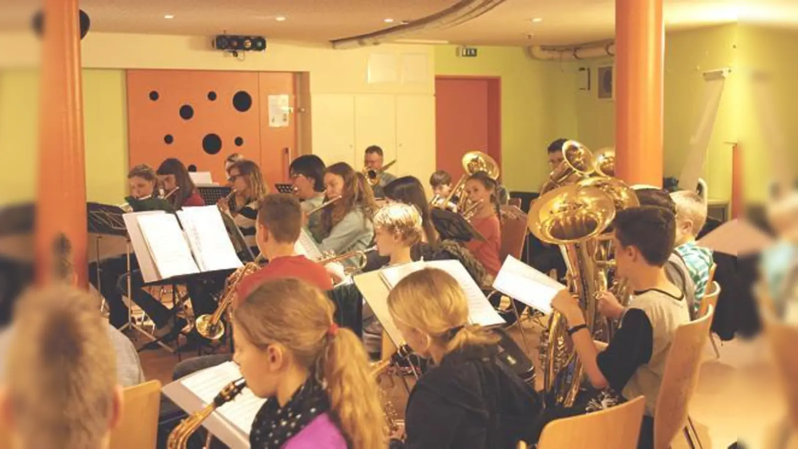 Das Kinder- und Jugendorchester des Truderinger Musikvereins spielt für die Kinderkrebsstation des Krankenhauses München-Schwabing. 	 (Foto: VA)