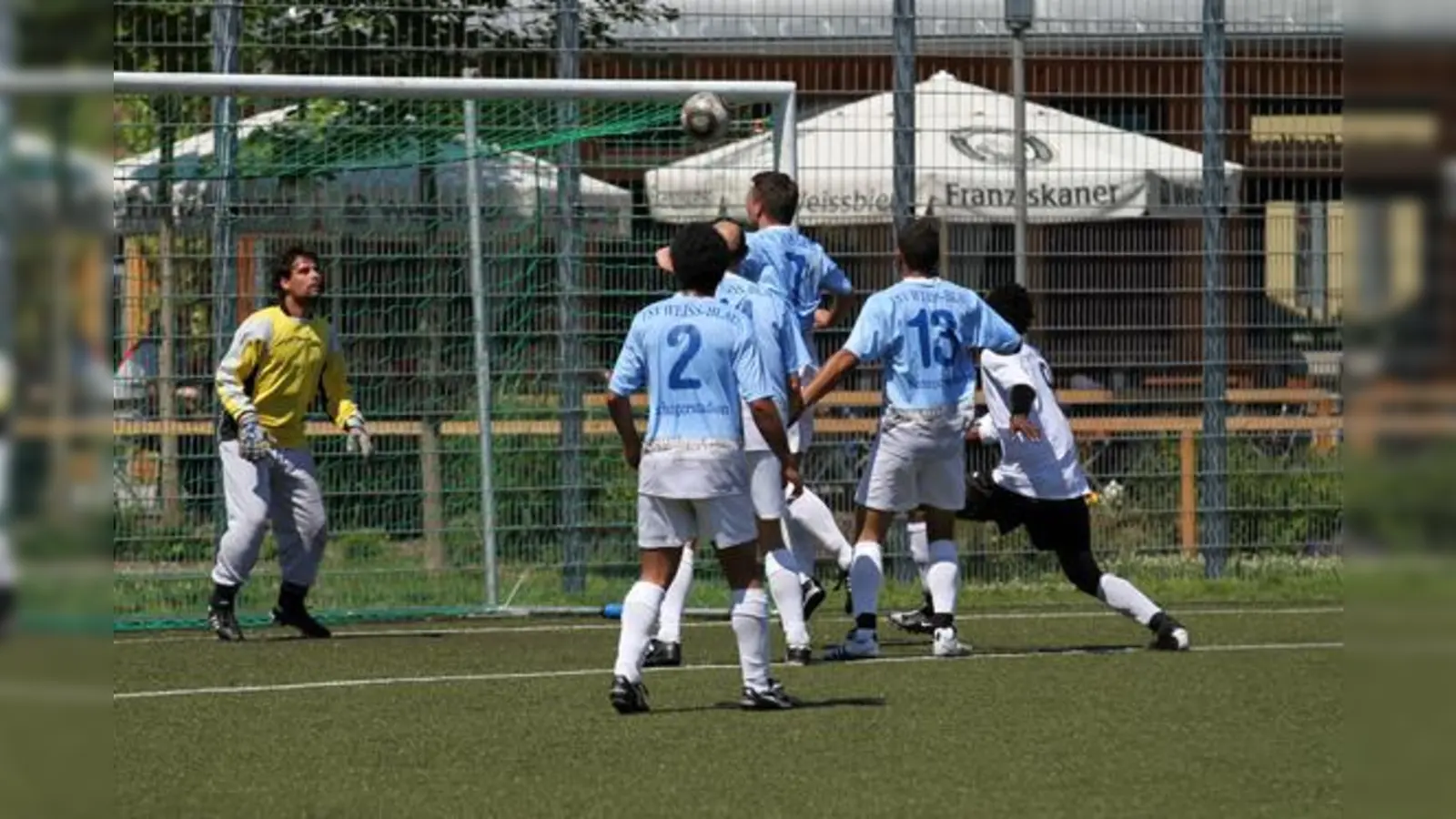 Spielten einst als TSV Weiß-Blau Sechzgerstadion bei den Sportfreunden: Die dritte und vierte Mannschaft des TSV 1860 München.  (Foto: A. Wild)