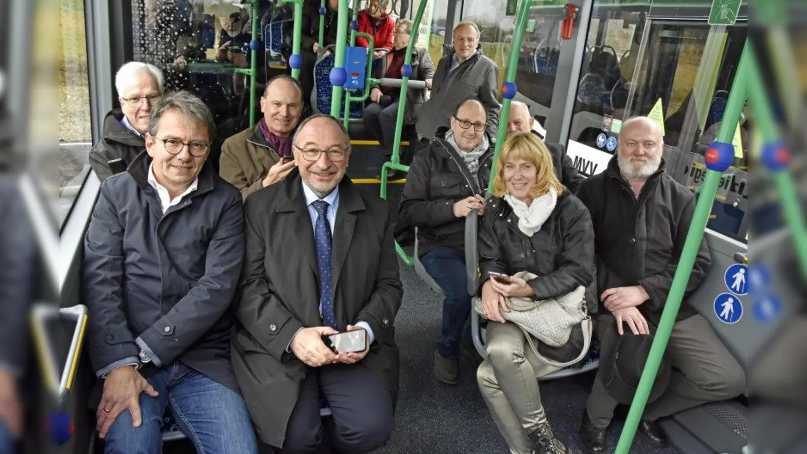 Erste Fahrt im neuen Bus der neuen MVV-Regionalbuslinie 820 „AmmerAmperBus“: 1.R.v.l.: <br>Thomas Karmasin, Landrat Fürstenfeldbruck  und Karl Roth, Landrat Starnberg,  Susanne Münster, Verkehrsmanagerin Starnberg, Kreisrat Johann Wörle, 2.R.v.l.: Ulrich Schmetz, stv. Landrat Fürstenfeldbruck, Christian Mayer,  Münchner Verkehrs- und Tarifverbund, Hermann Seifert, , Landratsamt Fürstenfeldbruck und Erich Raff, Oberbürgermeister Fürstenfeldbruck. (Foto: LRA FFB/Carmen Voxbrunner)
