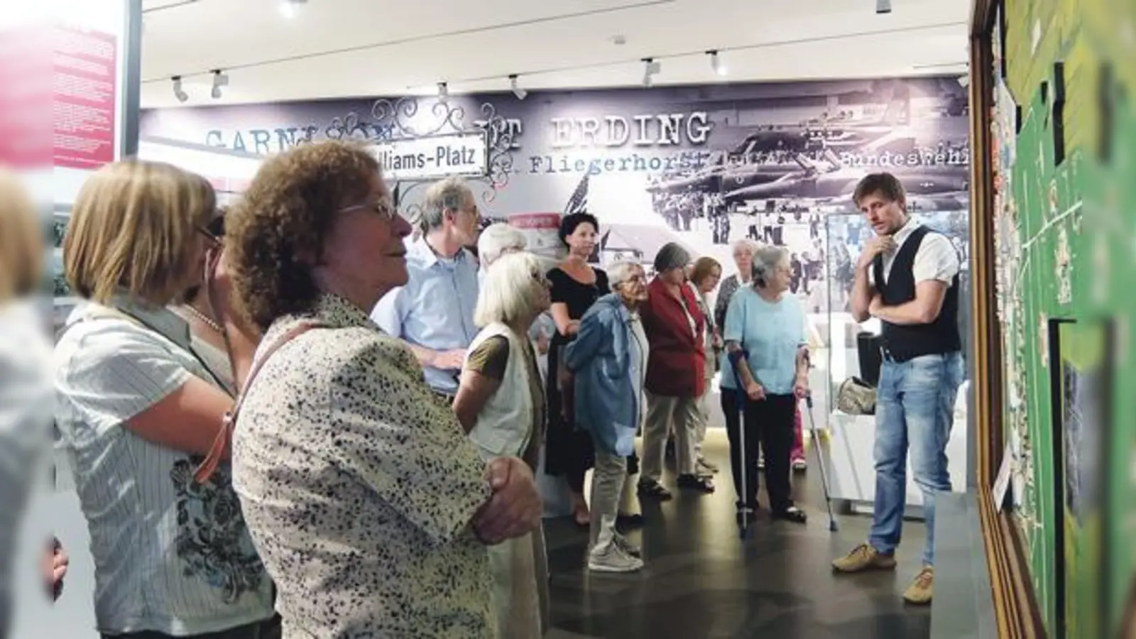 Museumsleiter Harald Krause M.A. erklärte den Besuchern bei einem Rundgang die Ausstellung. 	 (Foto: Kronseder)