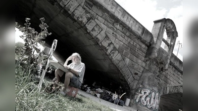 Der Münchner Fotograf Moritz Holfelder zeigt in seiner neuesten Serie Obdachlose unter der Wittelsbacherbrücke. (Foto: Moritz Holfelder)
