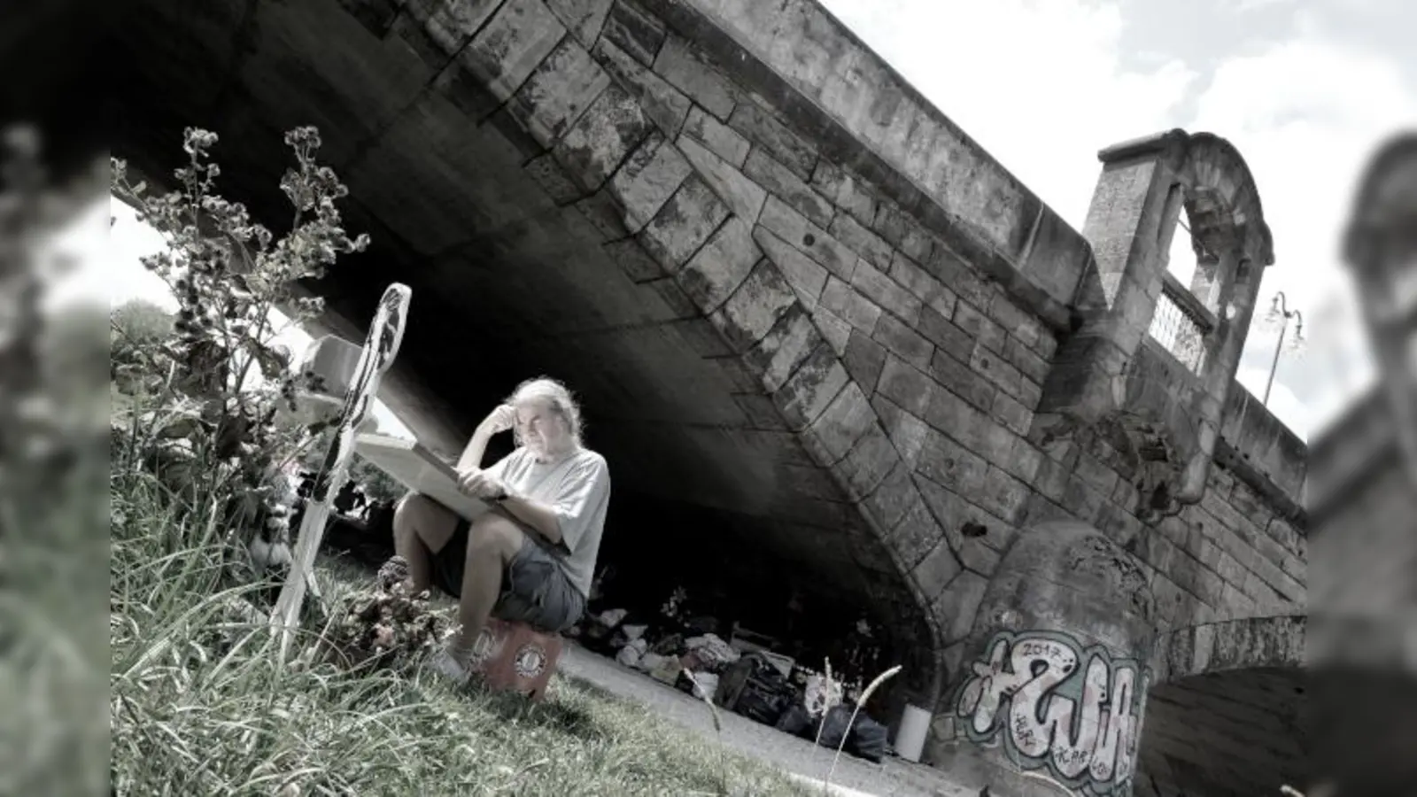 Der Münchner Fotograf Moritz Holfelder zeigt in seiner neuesten Serie Obdachlose unter der Wittelsbacherbrücke. (Foto: Moritz Holfelder)