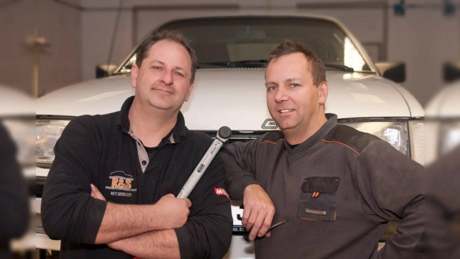 Der KFZ-Techniker-Meister Günter Reischl ist zuständig für  Mechanik und Elektrik. Karosseriebauer Josef Schreiner (re.) kümmert sich um Unfall- und Glasreperatur. (Foto: PP)