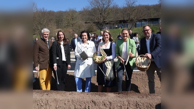 v.l.n.r.: Steffen Vogel (MdL), Miriam Adel (Vorsitzende Fränkischer Spargelerzeugerverband), Dorothee Bär (MdB), Veronika Hußnätter (Fränkische Spargelkönigin), Judith Gerlach (Staatsministerin StMGP) sowie Ingo Reinhart (Betriebsleiter „Bauer Reinhart“). (Foto: Simon Vornberger/AELF Kitzingen-Würzburg)