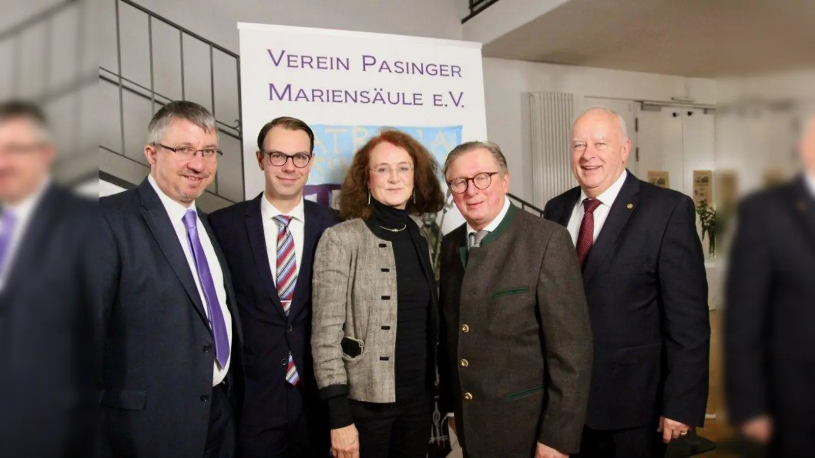 Der Vorstand des Mariensäule-Vereins (v.l. Christian Müller, Sven Wackermann, Maria Osterhuber-Völkl sowie r. Thomas Schmatz) mit dem Ehrengast und Schirrmherrn des Abends Michael Kerkloh vom Flughafen München. (Foto: us)