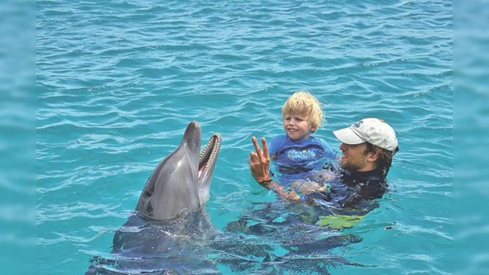 Die kleine Svenia aus Haimhausen hatte viel Spaß bei der Delphintherapie mit »Papito«.	 (Foto: Privat)