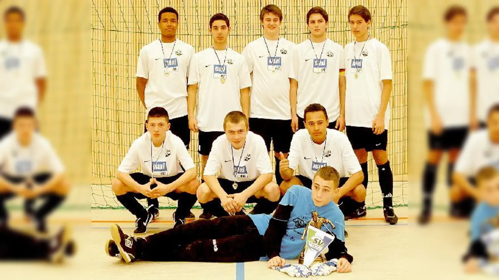 Stolz präsentieren sich die Kicker der U17 des FC Alte Haide DSC mit ihren neuen Trikots.  (Foto: VA)