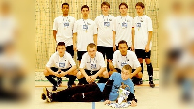 Stolz präsentieren sich die Kicker der U17 des FC Alte Haide DSC mit ihren neuen Trikots.  (Foto: VA)