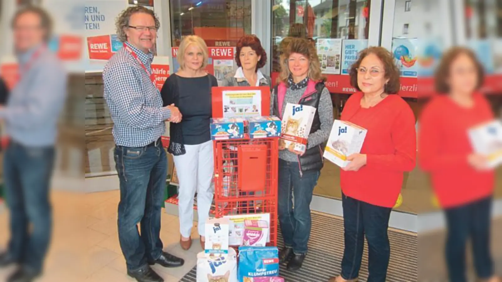 Martin Gruber (v. l.) vom REWE Gruber in Grafing mit Evelyn Bauer, 1. Vorsitzende vom Tierschutzverein Ebersberg, mit Bettina Siebenlist, Karin Frisch und der 2. Vereinsvorsitzenden Silvia Thanhofer.  (Foto: privat)