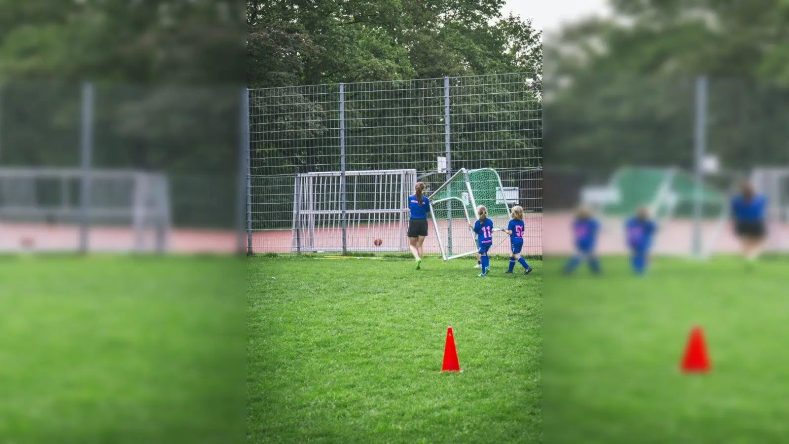 Zusammen anpacken – beim Fußballverein „Westend United“ helfen alle mit. Der Verein trainiert am Sportplatz an der Kazmairstraße. Nach einer Beschwerde wegen nächtlicher Ruhestörung wird nun nach einer gangbaren Lösung gesucht. (Foto: Tina Engel)