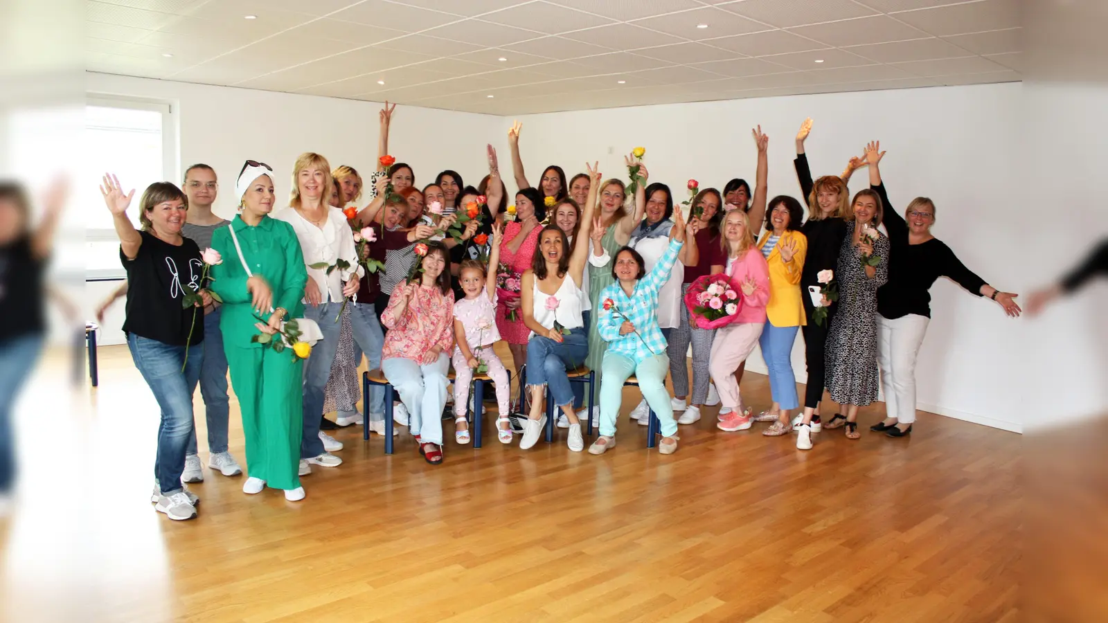 Die Teilnehmerinnen des Integrationskurses mit den Kursleitungen, sowie der vhs-Leitung Silvia Engelhardt und Denise Ehrhardt. (Foto: vhs Taufkirchen)